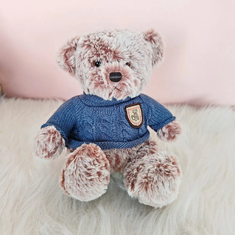 Pliušinis meškinas su mėlynu megztuku 21 cm