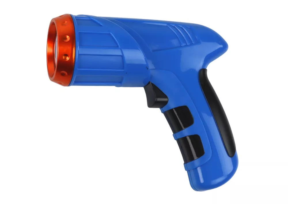 Sportinis automobilis, važiuojantis ant sienų ir lubų mėlynu lazeriu