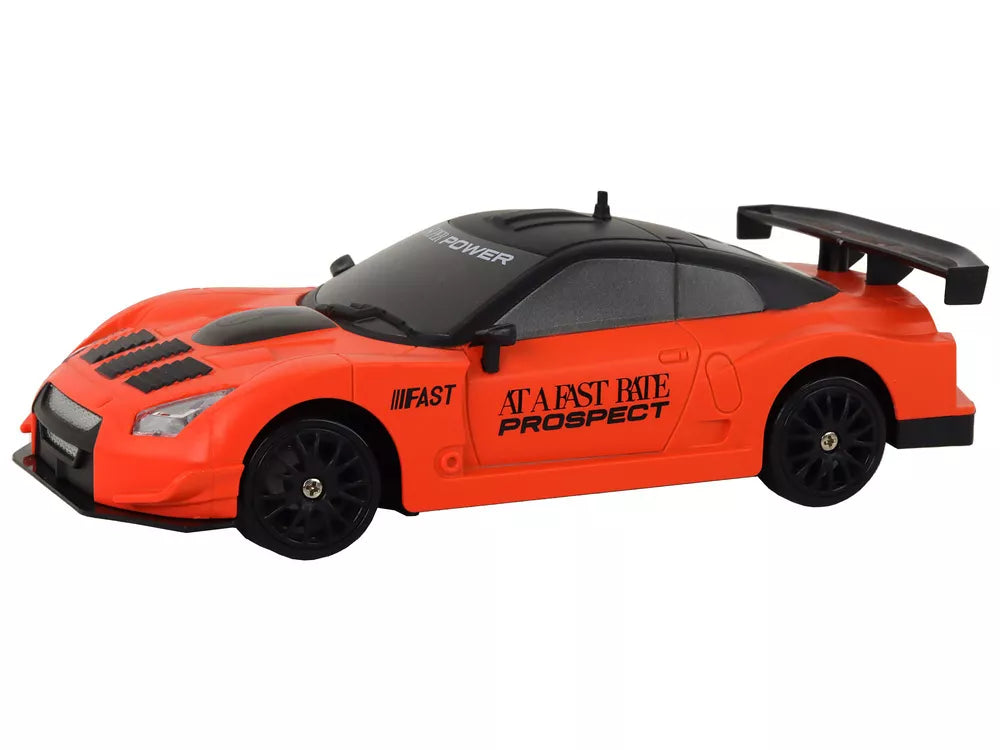 Nuotoliniu būdu valdomas sportinis automobilis R/C 1:24 oranžinės spalvos keičiamais ratais