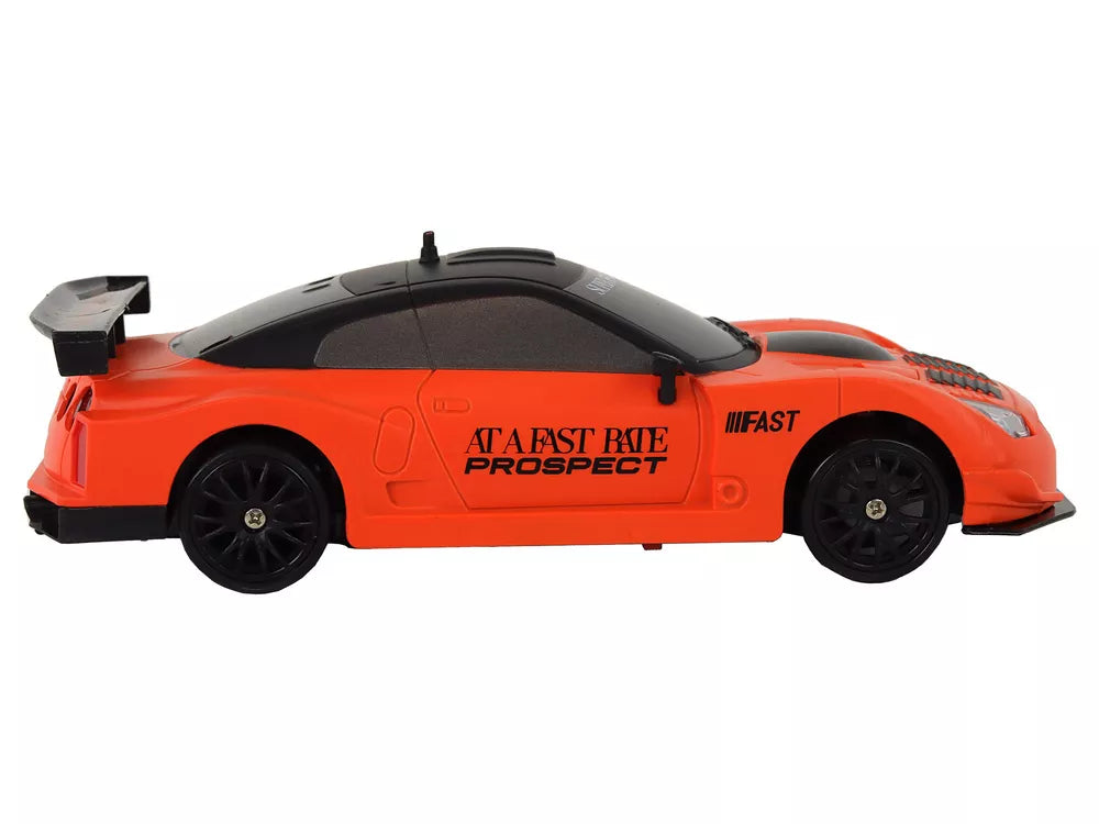 Nuotoliniu būdu valdomas sportinis automobilis R/C 1:24 oranžinės spalvos keičiamais ratais