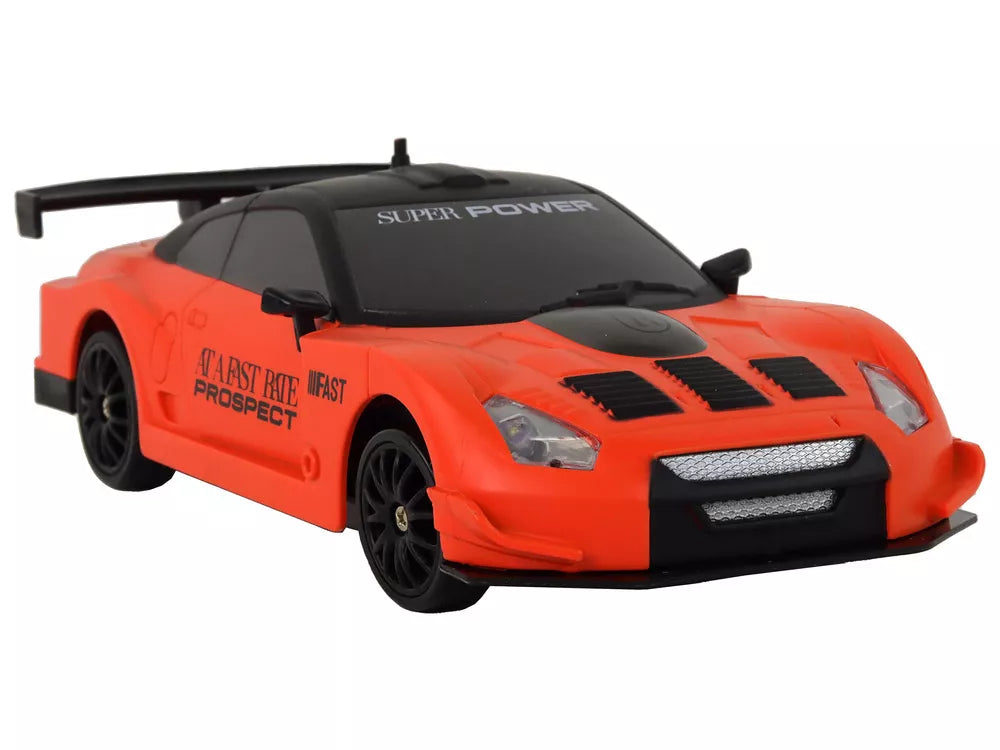 Nuotoliniu būdu valdomas sportinis automobilis R/C 1:24 oranžinės spalvos keičiamais ratais