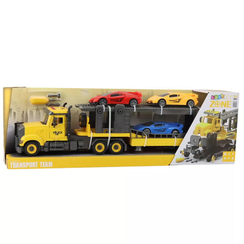 Geltonas sunkvežimis su trimis sportiniais automobiliais