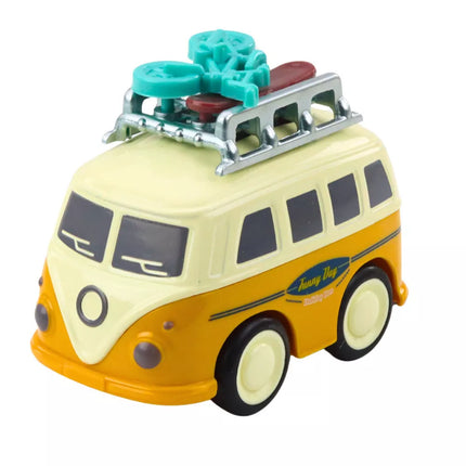 Kemperis su pavara ir judančiu bagažu ant stogo