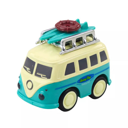 Kemperis su pavara ir judančiu bagažu ant stogo