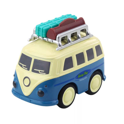 Kemperis su pavara ir judančiu bagažu ant stogo