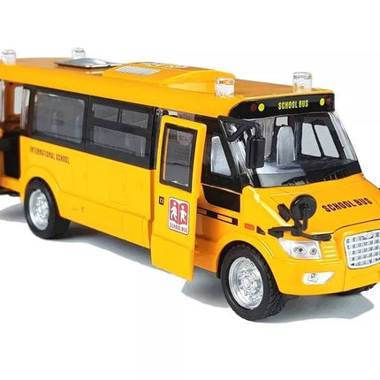 Metalinis mokyklinis autobusas su užtraukiamu varikliu