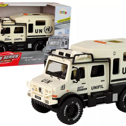 Rusvas miesto aptarnavimo tarnybos visureigis su atidaromomis durimis