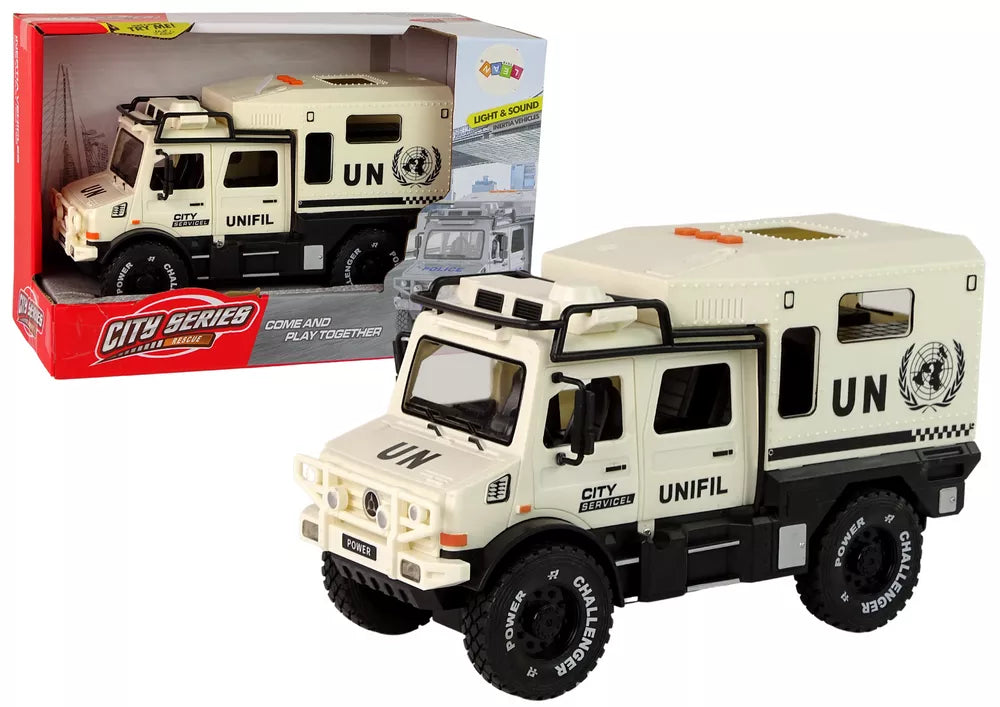 Rusvas miesto aptarnavimo tarnybos visureigis su atidaromomis durimis