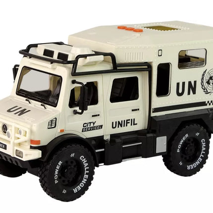 Rusvas miesto aptarnavimo tarnybos visureigis su atidaromomis durimis