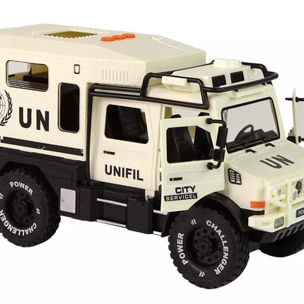 Rusvas miesto aptarnavimo tarnybos visureigis su atidaromomis durimis