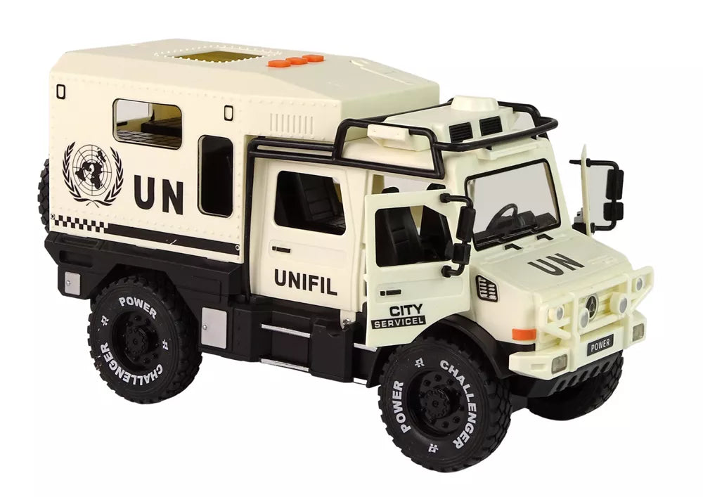 Rusvas miesto aptarnavimo tarnybos visureigis su atidaromomis durimis