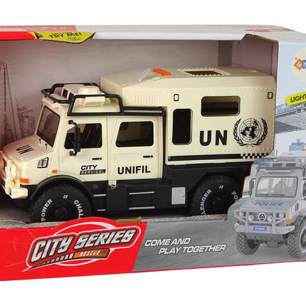 Rusvas miesto aptarnavimo tarnybos visureigis su atidaromomis durimis