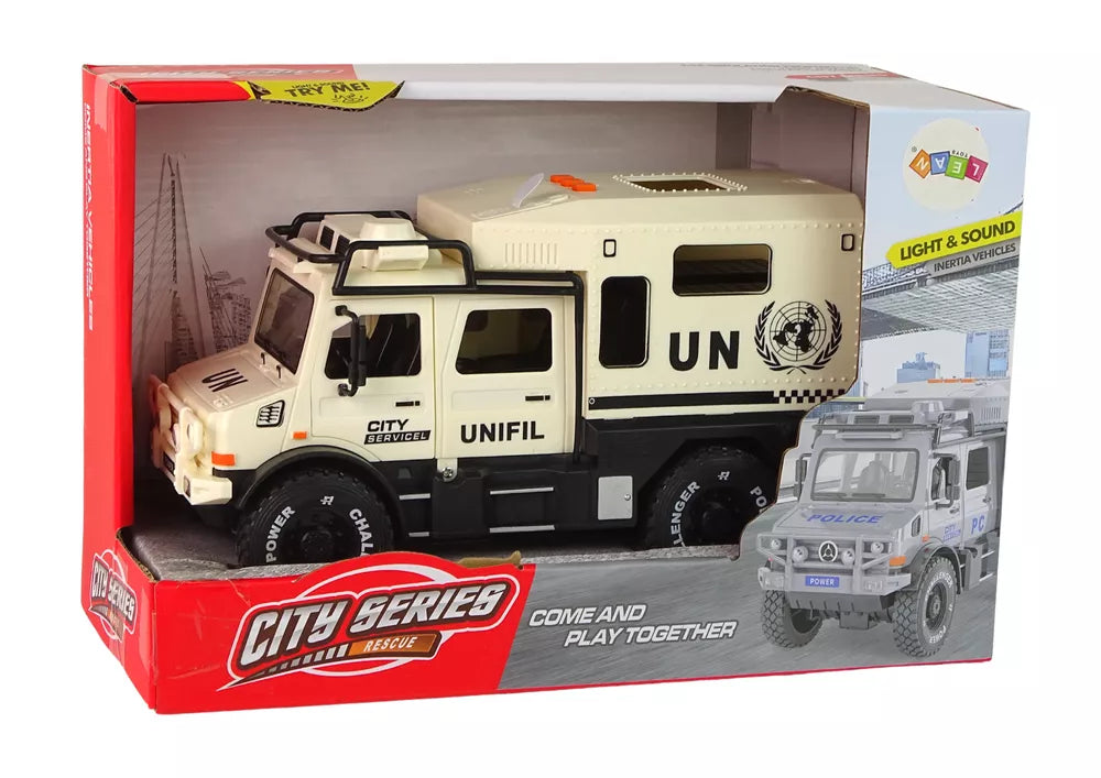 Rusvas miesto aptarnavimo tarnybos visureigis su atidaromomis durimis