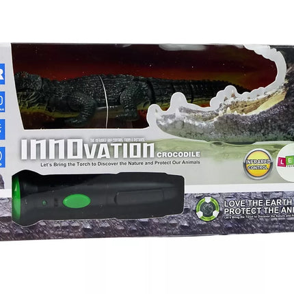 Nuotoliniu būdu valdomas krokodilas su žibintuvėliu