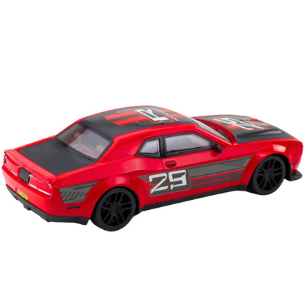Raudonas sportinis automobilis su pavara