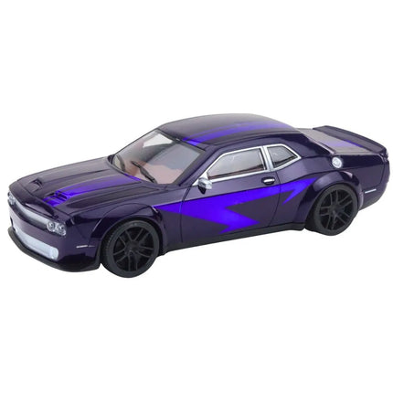 Tamsiai violetinis sportinis automobilis su pavara