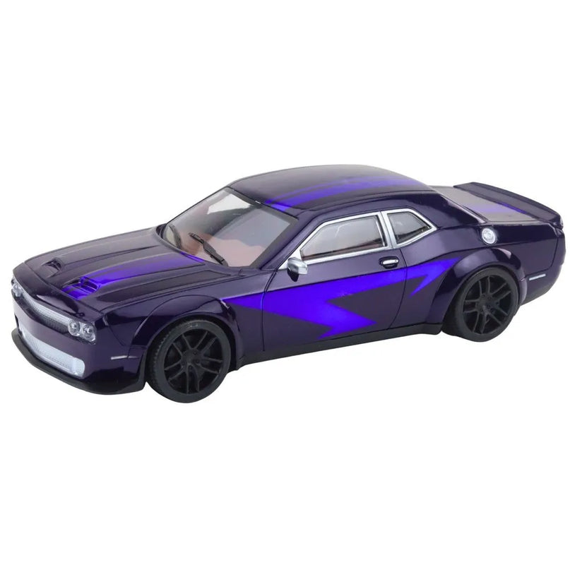 Tamsiai violetinis sportinis automobilis su pavara