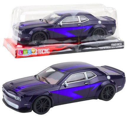 Tamsiai violetinis sportinis automobilis su pavara