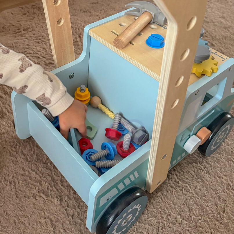 TOOKY TOY medinis stumdukas su dirbtuvėmis ir įrankių komplektu