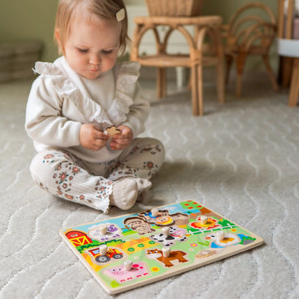 „WOOPIE GREEN“ medinė Montessori dėlionė – ferma su kaištukų (smeigtukų) derinimu.