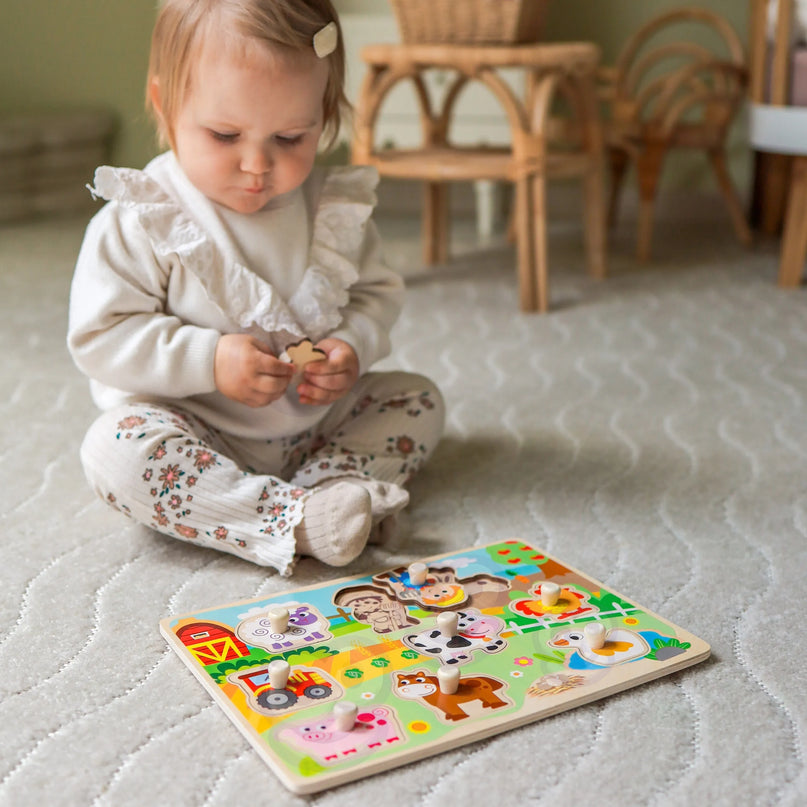 „WOOPIE GREEN“ medinė Montessori dėlionė – ferma su kaištukų (smeigtukų) derinimu.