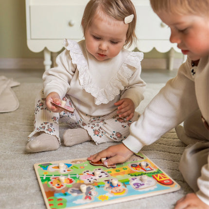„WOOPIE GREEN“ medinė Montessori dėlionė – ferma su kaištukų (smeigtukų) derinimu.