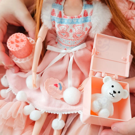Woopie lėlė Emilka su meškiuku, žiemine suknele ir šventiniais aksesuarais