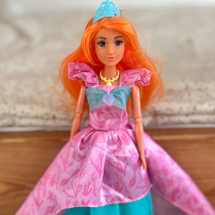 Woopie Royal lėlė „Princesė Lily“ – su rožiniais plaukais, pastelinių atspalvių suknele ir karališkais aksesuarais