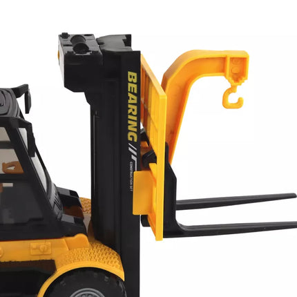 Geltonas šakinis krautuvas su kroviniu