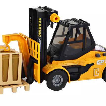 Geltonas šakinis krautuvas su kroviniu