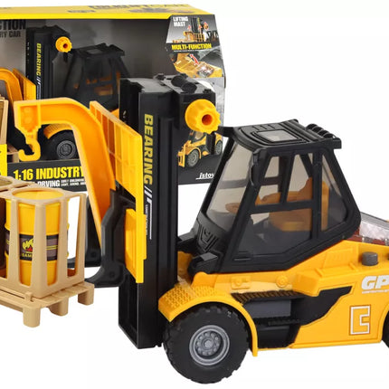 Geltonas šakinis krautuvas su kroviniu